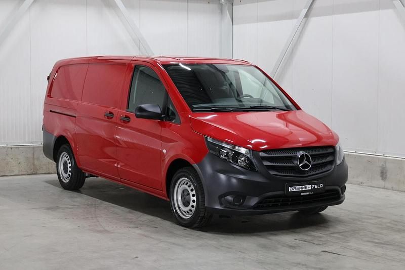 Rood Gebruikt 2022 Mercedes Vito Sedan | € 18.995 - Afbeelding 1/4