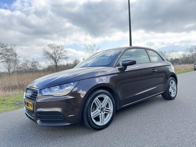 Bruin Gebruikt 2010 Audi A1 Attraction Hatchback | € 7.950 (Eerlijke prijs) - Afbeelding 1/4