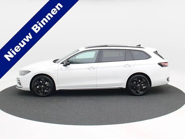 Occasion VW Passat R-line Edition 272 PK (200 kW) 2025 Wit (metallic) Stationwagen