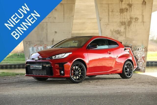 Rood Gebruikt 2023 Toyota Yaris Premium Hatchback | € 52.500 - Afbeelding 1/4