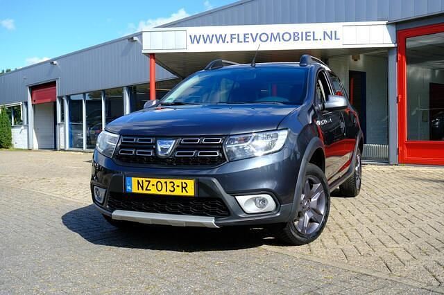 Grijs, metallic lak Gebruikt 2017 Dacia Sandero Stepway Hatchback | € 7.250 (Eerlijke prijs) - Afbeelding 1/4