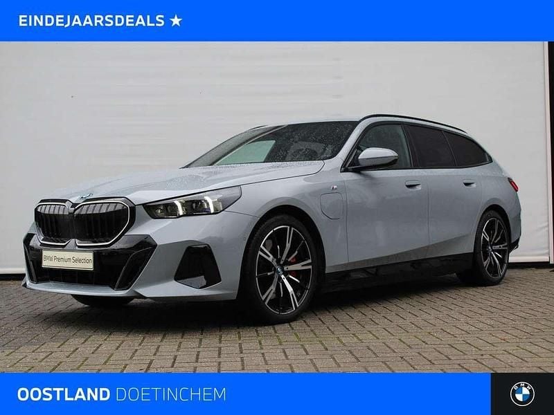 Grijs Gebruikt 2025 BMW 550e M Sport Stationwagen | € 86.750 (Eerlijke prijs) - Afbeelding 1/3