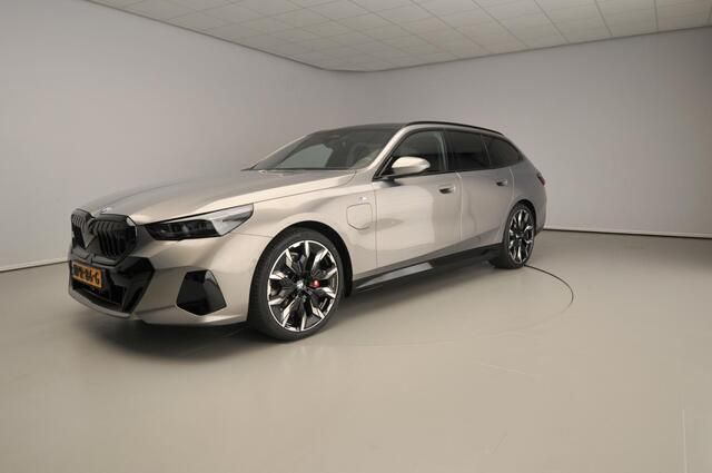 Grijs, metallic lak Gebruikt 2025 BMW 530e M Sport Stationwagen | € 74.900 - Afbeelding 1/4