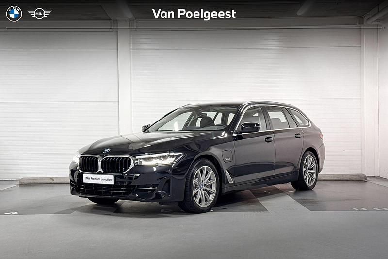 Saphirschwarz metallic (zwart metallic) Gebruikt 2023 BMW 530e Executive Stationwagen | € 38.900 (Super prijs) - Afbeelding 1/4