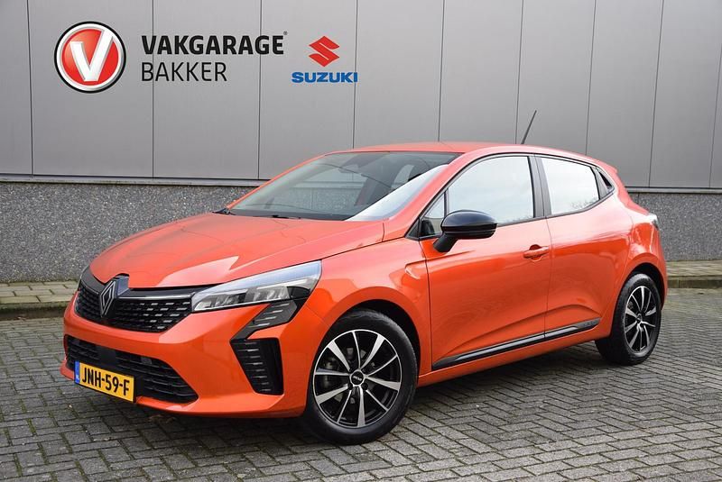 Oranje Gebruikt 2024 Renault Clio V Evolution Hatchback | € 17.900 (Eerlijke prijs) - Afbeelding 1/4