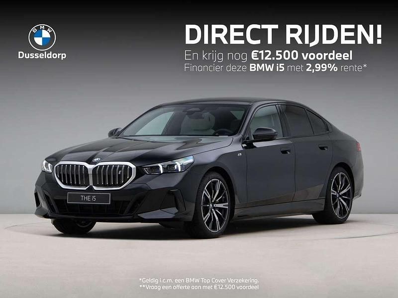 Zwart Nieuw 2025 BMW i5 M Sport Sedan | € 84.604 (Eerlijke prijs) - Afbeelding 1/4