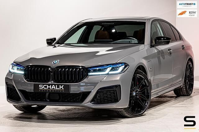 Grijs (metallic) Gebruikt 2022 BMW 530e Sport Line Sedan | € 42.450 (Duur) - Afbeelding 1/4