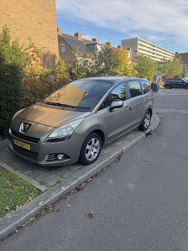 Grijs Gebruikt 2010 Peugeot 5008 MPV | € 4.500 (Eerlijke prijs) - Afbeelding 1/3