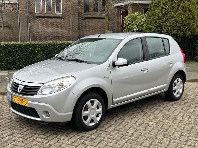 Zilver, metallic lak Gebruikt 2008 Dacia Sandero Lauréate Hatchback | € 2.750 (Eerlijke prijs) - Afbeelding 1/4