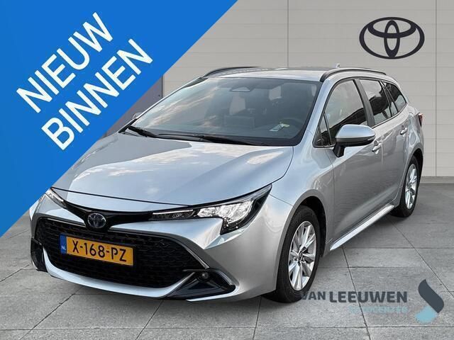 Grijs Gebruikt 2024 Toyota Corolla Active Stationwagen | € 31.499 (Duur) - Afbeelding 1/4