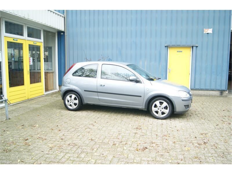 Grijs Gebruikt 2004 Opel Corsa Hatchback | € 1.995 (Duur) - Afbeelding 1/4