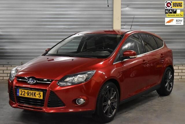 Rood (metallic) Occasion 2011 Ford Focus Titanium Hatchback | € 6.450 (Eerlijke prijs) - Afbeelding 1/4