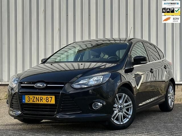Zwart Gebruikt 2014 Ford Focus Titanium Hatchback | € 6.949 (Eerlijke prijs) - Afbeelding 1/4