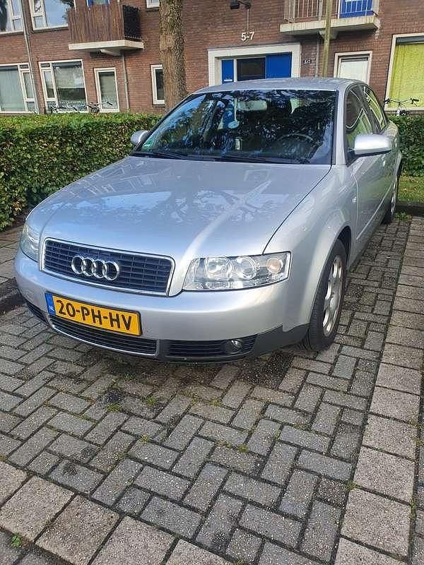 Grijs Gebruikt 2004 Audi A4 Sedan | € 2.350 (Eerlijke prijs) - Afbeelding 1/4