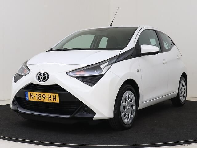 Wit Occasion 2022 Toyota Aygo X-play Hatchback | € 12.900 (Eerlijke prijs) - Afbeelding 1/4