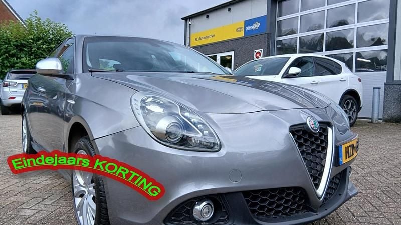 Grijs Occasion 2017 Alfa Romeo Giulietta Hatchback | € 9.995 (Super prijs) - Afbeelding 1/4