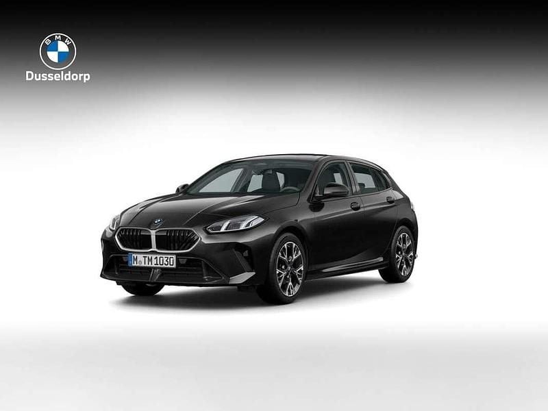 Zwart Nieuw 2025 BMW 120 M Sport Hatchback | € 49.343 (Super prijs) - Afbeelding 1/4