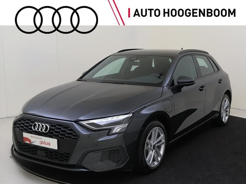 Grijs Gebruikt 2024 Audi A3 Sportback Advanced Hatchback | € 31.950 (Super prijs) - Afbeelding 1/4