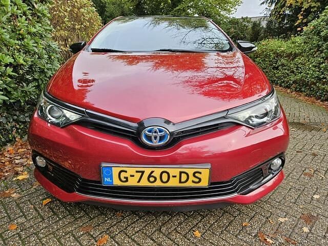 Occasion Toyota Auris 101 PK (74 kW) 2017 Rood Hatchback