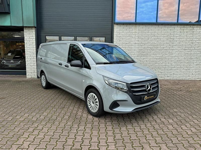 Grijs Gebruikt 2024 Mercedes Vito Van | € 57.500 - Afbeelding 1/4