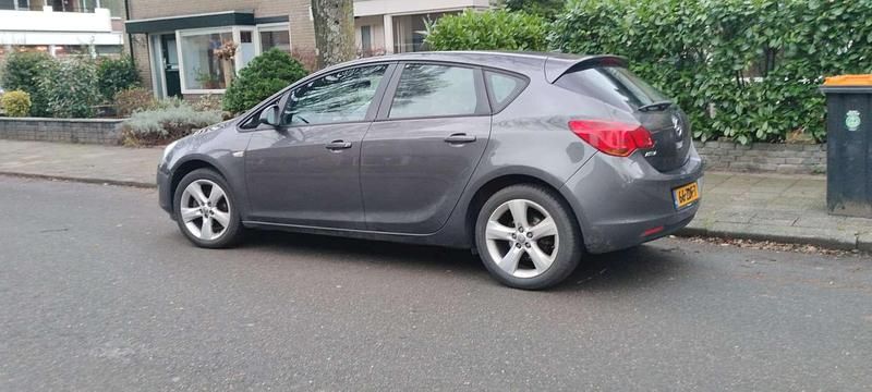 Grijs Gebruikt 2011 Opel Astra Cosmo MPV | € 4.100 (Goede deal) - Afbeelding 1/4