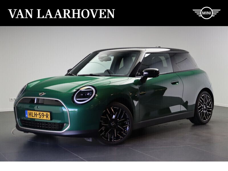 Groen Gebruikt 2025 Mini Cooper Favoured Hatchback | € 34.950 - Afbeelding 1/4