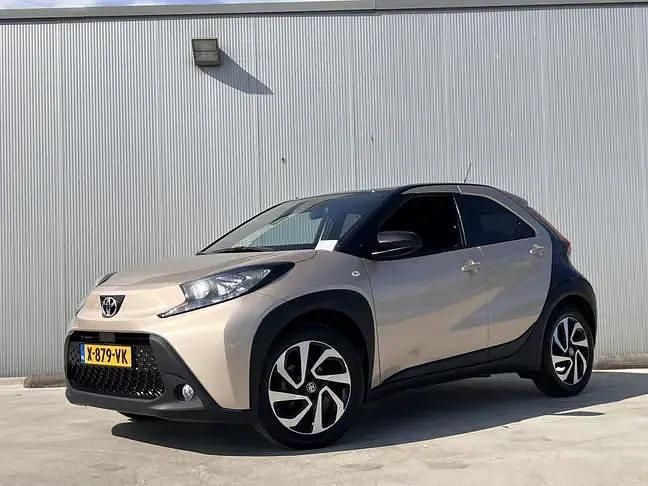 Bruin Gebruikt 2023 Toyota Aygo Pulse Hatchback | € 21.999 (Duur) - Afbeelding 1/4