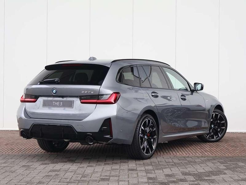 Nieuw BMW 330e Comfort Edition 292 PK (214 kW) 2025 Grijs (metallic) Stationwagen