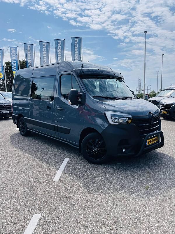 Grijs Gebruikt 2024 Renault Master Van | € 36.650 - Afbeelding 1/4