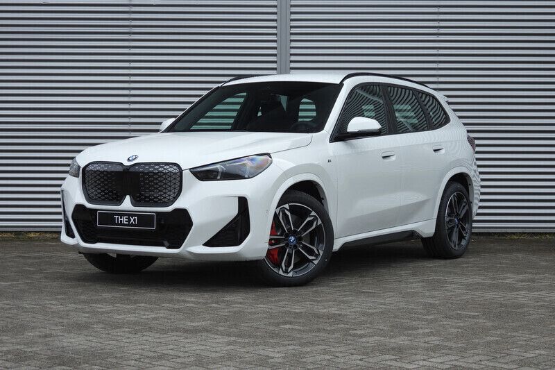 Alpinweiss Nieuw 2025 BMW iX1 M Sport SUV | € 57.478 (Goede deal) - Afbeelding 1/4