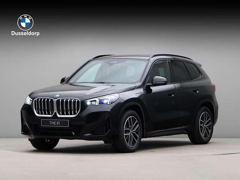Zwart Nieuw 2025 BMW X1 M Sport SUV | € 62.551 (Super prijs) - Afbeelding 1/4