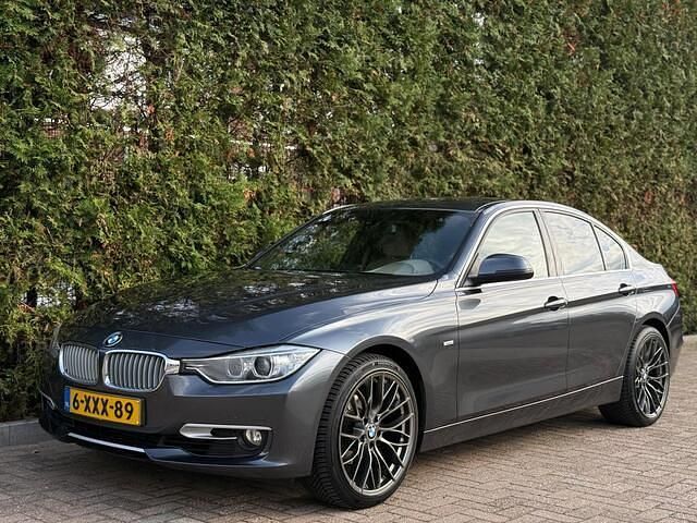 Grijs Gebruikt 2014 BMW 320 Executive Sedan | € 13.890 (Eerlijke prijs) - Afbeelding 1/4
