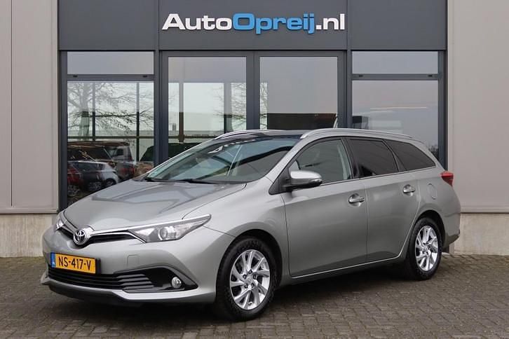 Grijs, metallic lak Gebruikt 2017 Toyota Auris Touring Sports Stationwagen | € 15.745 (Iets duurder) - Afbeelding 1/4
