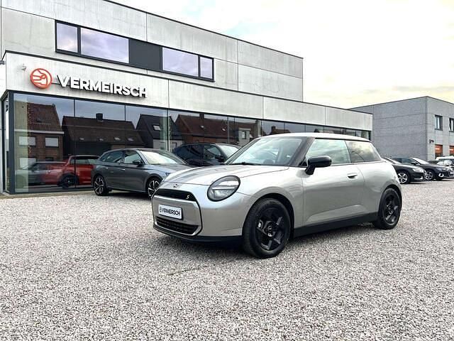 Grijs Occasion 2024 Mini Cooper SE Classic Hatchback | € 29.999 (Super prijs) - Afbeelding 1/4