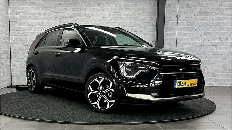 Zwart Occasion 2024 Kia Niro Launch Edition SUV | € 32.935 (Goede deal) - Afbeelding 1/4