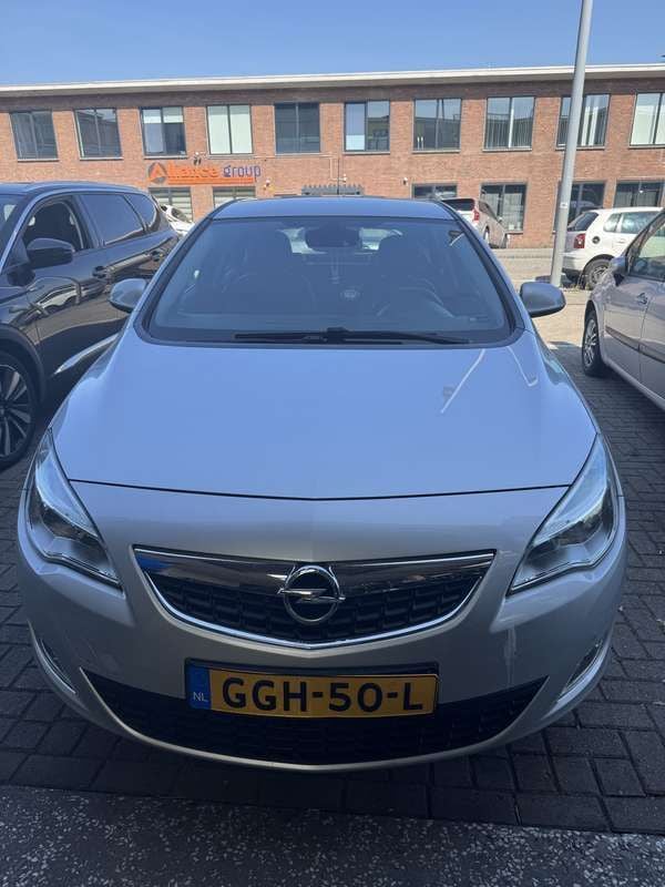 Grijs Gebruikt 2010 Opel Astra Selection Hatchback | € 7.500 (Eerlijke prijs) - Afbeelding 1/4
