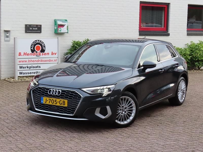 Grijs Gebruikt 2020 Audi A3 Sportback Business Hatchback | € 24.950 (Goede deal) - Afbeelding 1/4