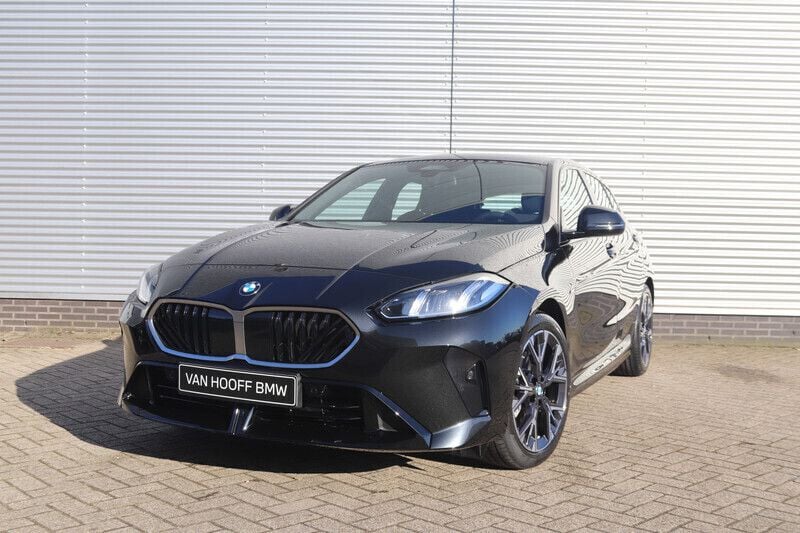 Saphirschwarz Nieuw 2025 BMW 120 M Sport Hatchback | € 46.534 (Super prijs) - Afbeelding 1/4