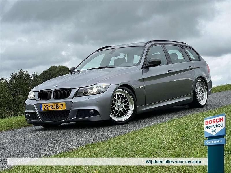 Grijs Gebruikt 2011 BMW 318 M Sport Stationwagen | € 6.950 (Eerlijke prijs) - Afbeelding 1/4