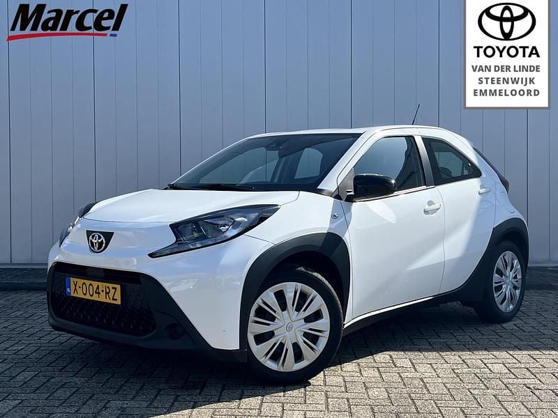 Wit Gebruikt 2024 Toyota Aygo Play Hatchback | € 16.400 (Goede deal) - Afbeelding 1/4