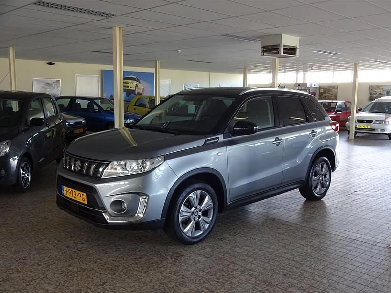 Grijs Occasion 2020 Suzuki Vitara SUV | € 19.950 (Eerlijke prijs) - Afbeelding 1/4