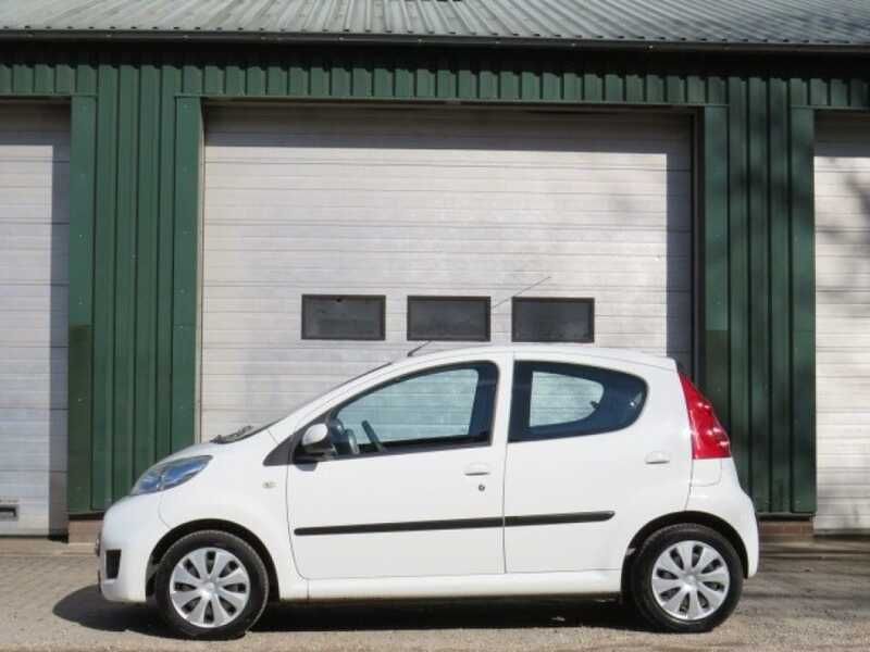 Wit Gebruikt 2011 Peugeot 107 Hatchback | € 2.950 (Eerlijke prijs) - Afbeelding 1/4