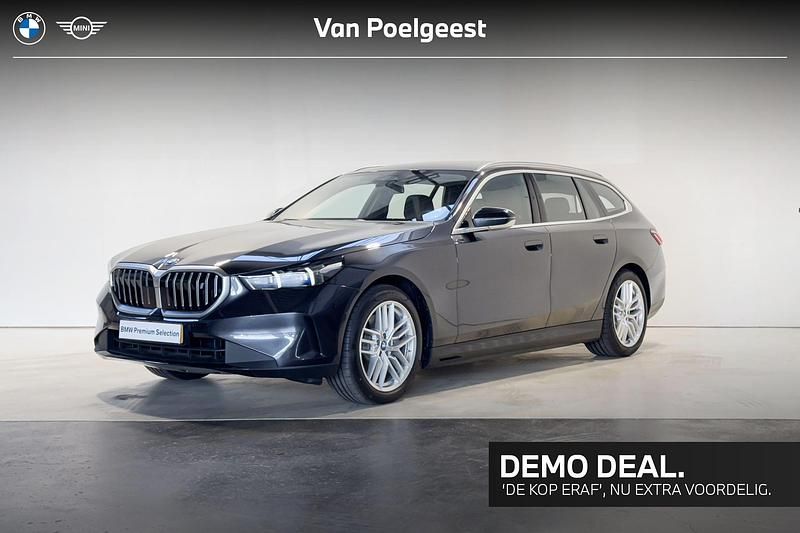 Grijs, metallic lak Gebruikt 2025 BMW i5 Comfort Edition Sedan | € 59.900 - Afbeelding 1/4