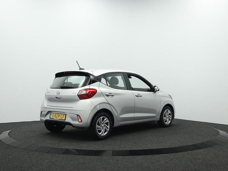 Occasion Hyundai i10 Comfort 67 PK (49 kW) 2023 Sleek silver (grijs metallic) Hatchback