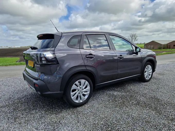 Grijs, metallic lak Gebruikt 2023 Suzuki SX4 S-Cross SUV | € 29.950 (Iets duurder) - Afbeelding 1/3