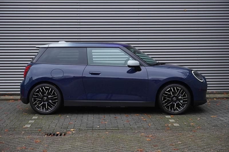 Occasion Mini Cooper SE Favoured 160 kW (218 PK) 2025 Blauw Hatchback