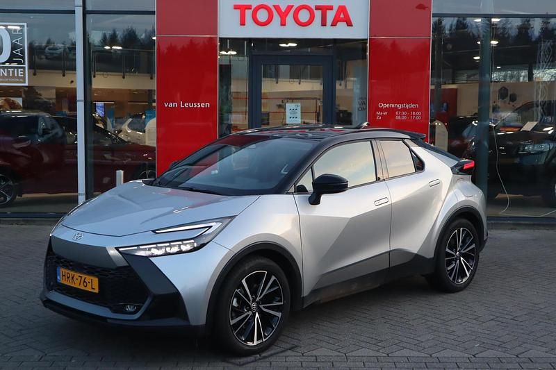 Grijs Occasion 2025 Toyota C-HR Executive SUV | € 38.900 (Goede deal) - Afbeelding 1/4