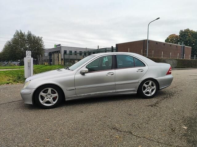 Grijs Occasion 2001 Mercedes C240 Elegance Sedan | € 1.350 (Eerlijke prijs) - Afbeelding 1/4