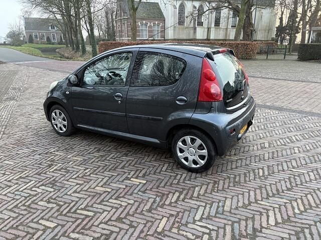 Occasion Peugeot 107 68 PK (50 kW) 2011 Grijs (metallic) Hatchback