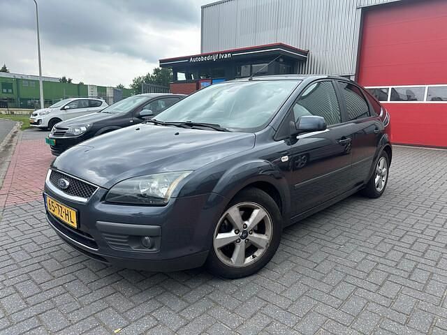 Grijs Gebruikt 2007 Ford Focus Futura Hatchback | € 2.990 (Eerlijke prijs) - Afbeelding 1/4